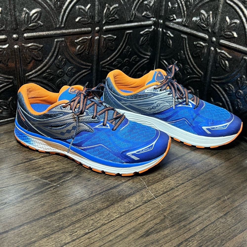 Saucony youth size 6 big boys. Blue and Orange…runs narrow.